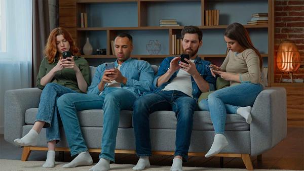 persone sul divano che usano smartphone