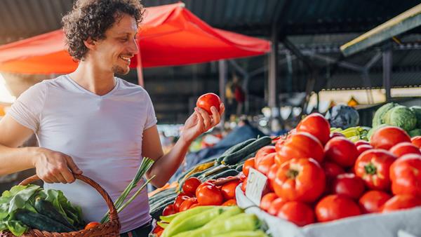 ragazzo al mercato