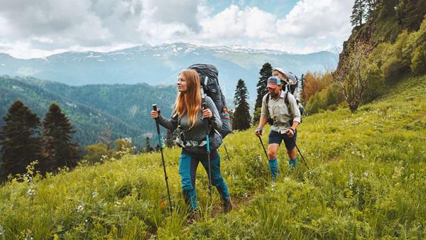 due persone che fanno trekking