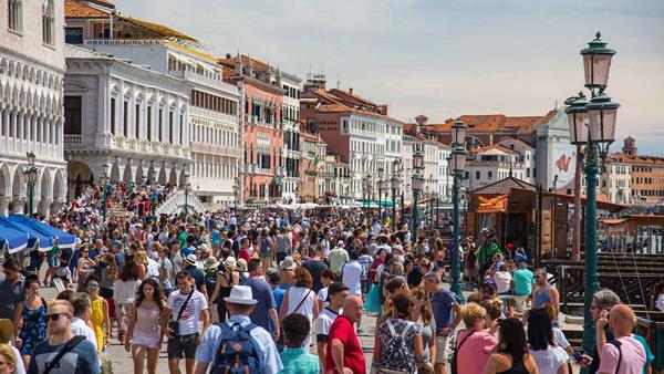 folla di turisti